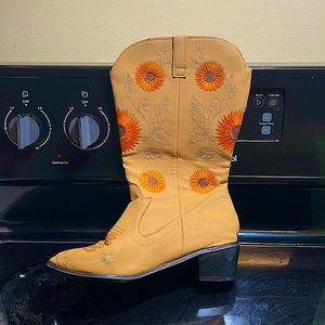 Women sunflower heeled boots